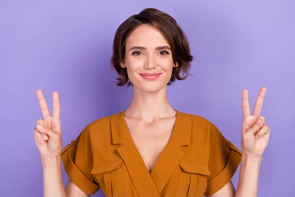 Foto di giovane donna attraente felice sorriso positivo mostrare la pace fresco v-segno isolato su sfondo di colore viola — Foto Stock