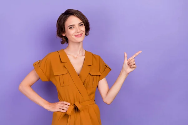 Kuva nuori viehättävä nainen onnellinen positiivinen hymy osoittaa sormi tyhjä tila promo mainos eristetty violetti väri tausta — kuvapankkivalokuva