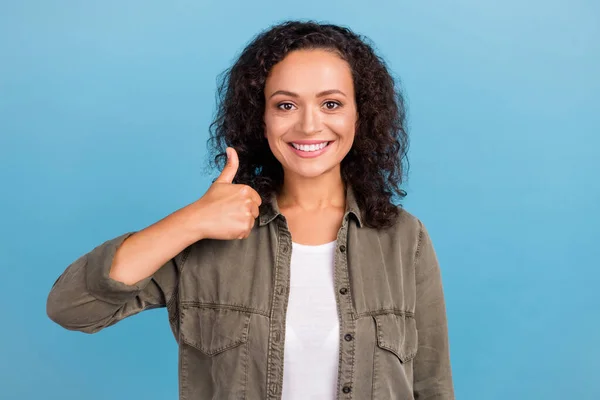 Photo of cheerful young happy afro american woman make thumb up cool like isolated on blue color background — Fotografia de Stock