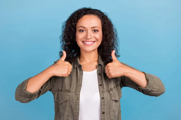 Photo of positive young happy afro american woman make thumb up recommend sale isolated on blue color background — Fotografia de Stock