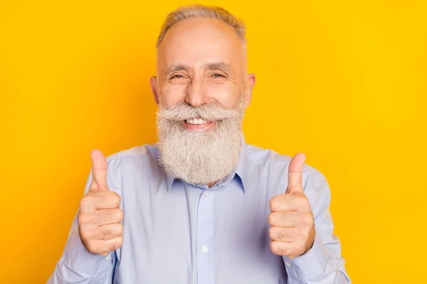 Foto de feliz hombre viejo positivo de la mano pulgares hacia arriba recomiendan buen producto aislado en el fondo de color amarillo — Foto de Stock