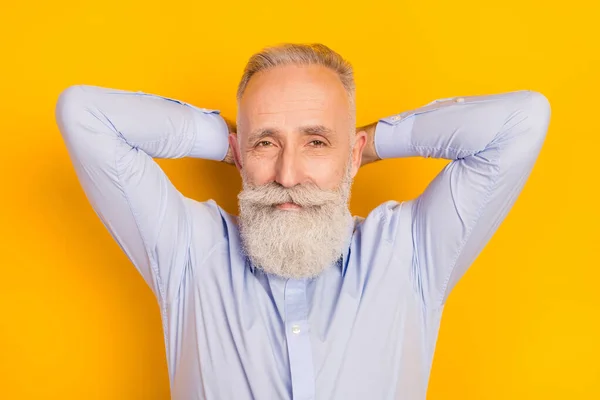 Arriba arriba de ángulo alto ver foto de hombre feliz relajado cogido de la mano detrás de la cabeza calma aislado sobre fondo de color amarillo —  Fotos de Stock