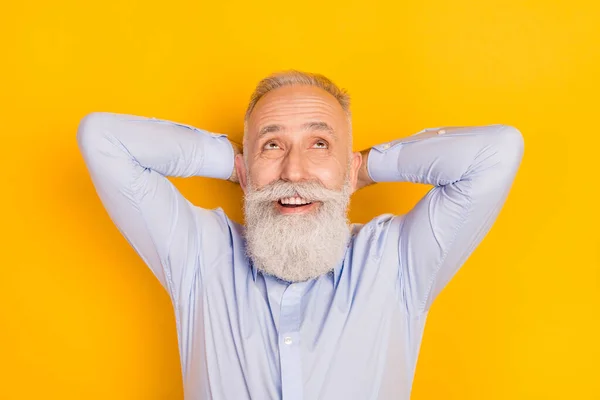 Arriba arriba de ángulo alto ver foto de feliz hombre viejo encantador buscar espacio vacío aislado en el fondo de color amarillo —  Fotos de Stock