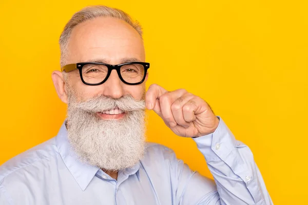 Photo de charme imposant vieil homme porter des lunettes fixer moustache bonne humeur isolé sur fond de couleur jaune — Photo