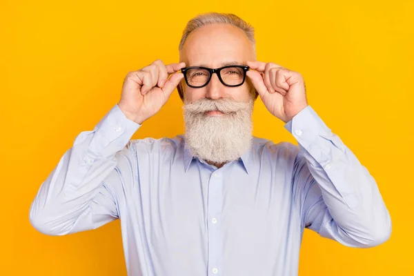 Foto de encantador atractivo hombre de negocios de edad llevan de la mano gafas aisladas en el brillo de color amarillo de fondo —  Fotos de Stock