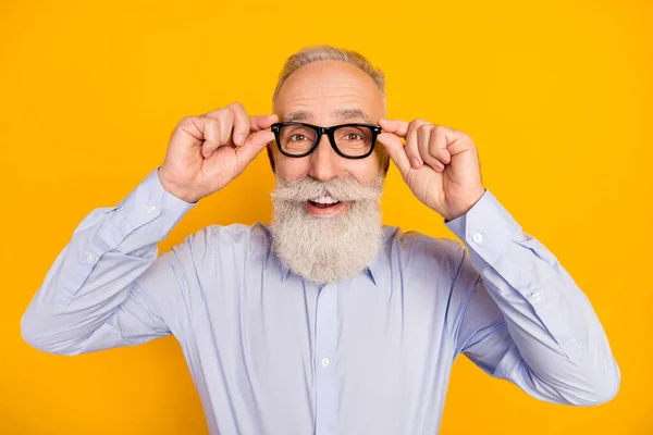 Photo of attractive amazed old man wear glasses sale news shock isolated on yellow color background — Fotografia de Stock