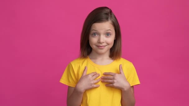 Schoolchild apontar-se não quer ser escolhido isolado cor vibrante fundo — Vídeo de Stock