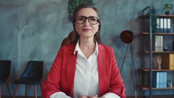 Lady opstart ejer venlige invitere kandidat sidde skrivebord i arbejdsområdet – Stock-video