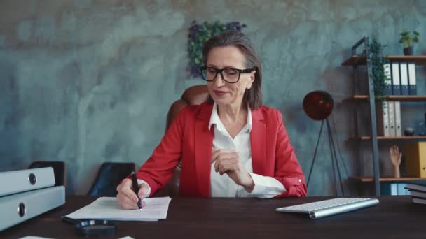 Lady menulis kontrak pena lihat jendela bayangkan tabel duduk di ruang kerja — Stok Video
