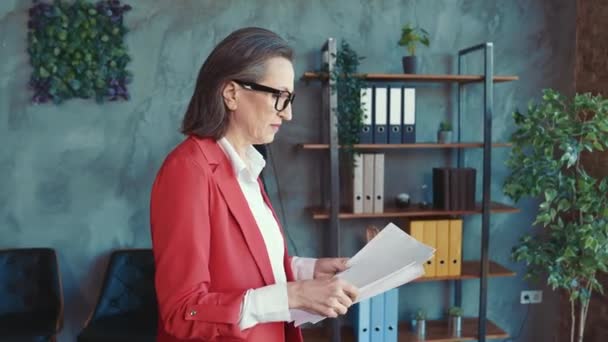 Wanita frustrasi membuang dokumen pengurangan keuangan pergi di tempat kerja — Stok Video