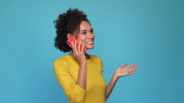 Lady bellen gadget pauze pauze geïsoleerde blauwe kleur achtergrond — Stockvideo