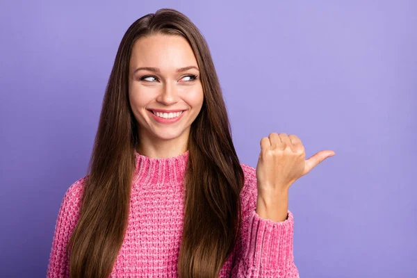 Genç Gülümseyen Sevimli Kızın Fotoğrafı Parmak Işareti Telif Alanı Reklamı — Stok fotoğraf