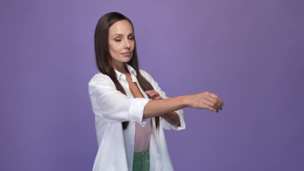 女士交叉双手站在孤立的紫罗兰背景上 — 图库视频影像