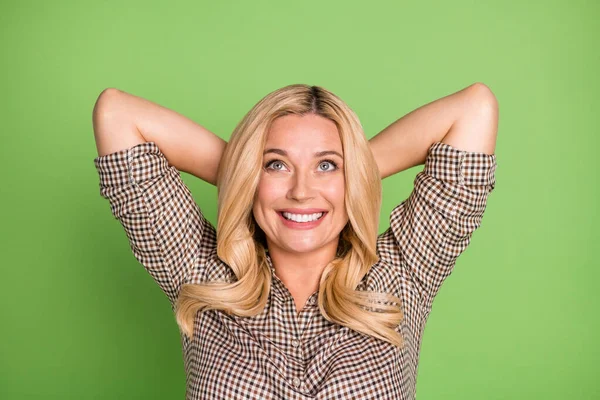 Portrét Atraktivní Snové Veselá Žena Odpočívá Kostkované Košili Izolované Přes — Stock fotografie