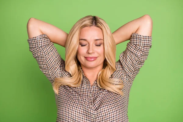 Foto Retrato Mulher Loira Sonhando Que Relaxa Pausa Trabalho Isolado — Fotografia de Stock