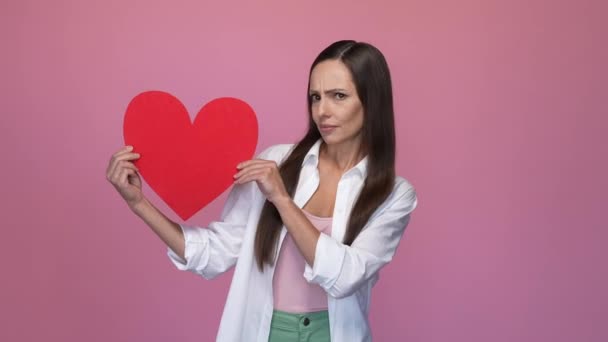 Ideges hölgy nem, mint a szív barátja dobja elszigetelt pasztell szín háttér — Stock videók
