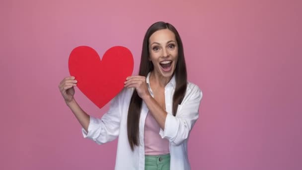 Lady hold kártya szív jelen ölelés elszigetelt pasztell szín háttér — Stock videók