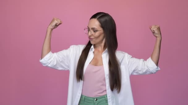 Senhora desportiva demonstrar braços isolados fundo cor pastel — Vídeo de Stock