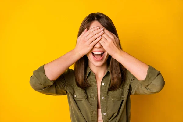 Foto Von Lustigen Verrückten Dame Palmen Bedecken Augen Offenen Mund — Stockfoto