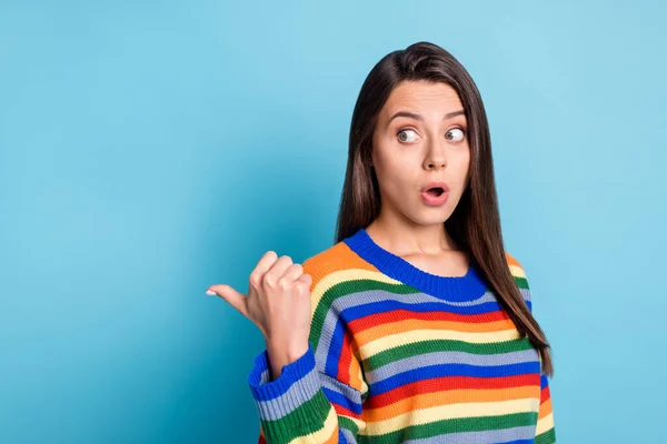 Photo portrait of girl surprised amazed showing thumb copyspace curious opened mouth isolated on vibrant blue color background — Stockfoto