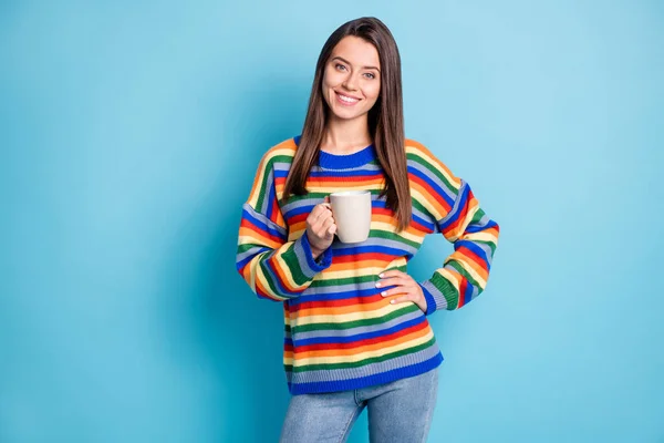 Foto retrato de niña manteniendo taza con bebida en el descanso aislado en el fondo de color azul vibrante —  Fotos de Stock