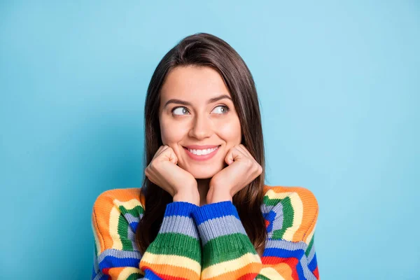 Retrato de chica de cabello castaño bastante alegre pensando espacio de copia aislado sobre fondo de color azul brillante —  Fotos de Stock