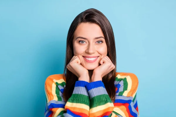 Фотографічний портрет милої милої дівчини, яка посміхається, насолоджуючись носінням барвистого светру ізольовані на яскравому синьому кольоровому фоні — стокове фото