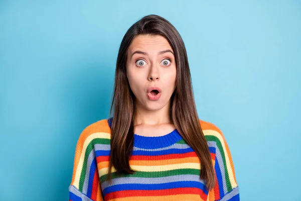 Porträtt av attraktiva förvånad brunhårig flicka otroliga nyheter pout läppar isolerade över klarblå färg bakgrund — Stockfoto