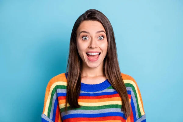 Photo portrait of amazed surprised girl smiling in striped sweater isolated on vivid blue color background — Fotografia de Stock