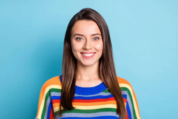 Foto retrato de chica alegre sonriendo en suéter a rayas de colores aislado sobre fondo de color azul brillante —  Fotos de Stock