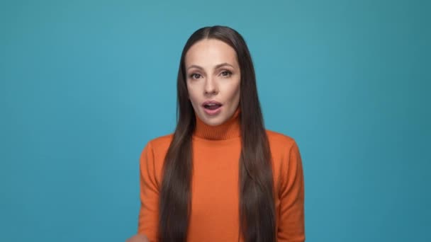 Chytrá dáma dotek bradu ruční zvolit řešení izolované modré barvy pozadí — Stock video