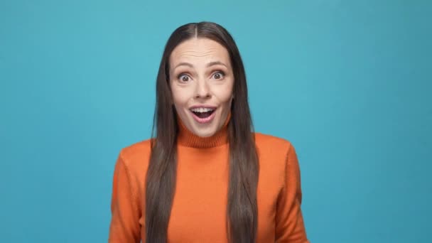 Lady onder de indruk ongelooflijke korting verwachten geïsoleerde blauwe kleur achtergrond — Stockvideo