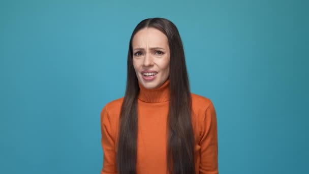 Frustrovaná dáma trpí soused hudba zvuk izolované modré barvy pozadí — Stock video