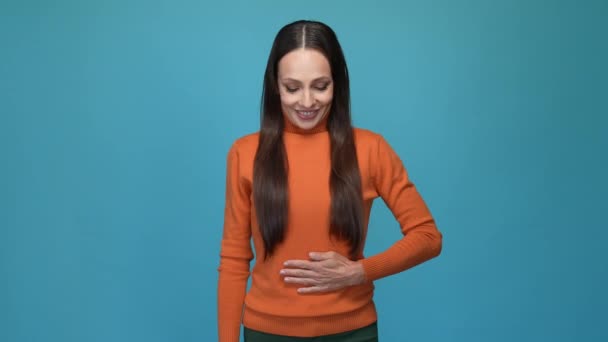 Tablet wanita menahan membuat jempol jari terisolasi latar belakang warna biru — Stok Video