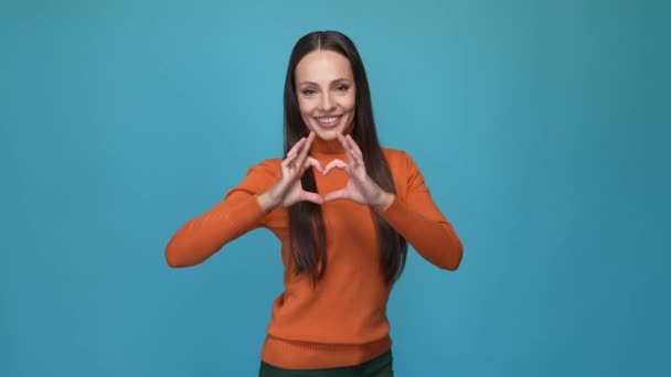 Elegante moda senhora fazer mãos coração ar beijo isolado azul cor fundo — Vídeo de Stock