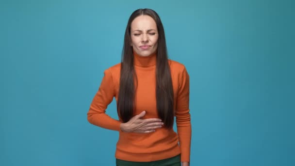 不健康的女士摸着肚子呕吐孤立的蓝色背景 — 图库视频影像