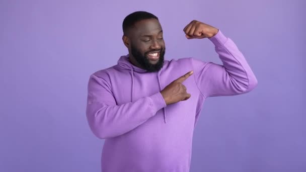 Sportovní chlap demonstrovat ruce tělocvična cvičení izolované lesk barvy pozadí — Stock video