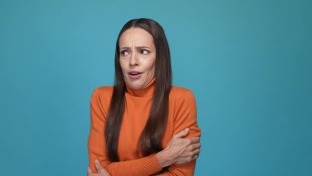 Senhora sofrer frio sopro ar mãos ombros isolado azul cor fundo — Vídeo de Stock