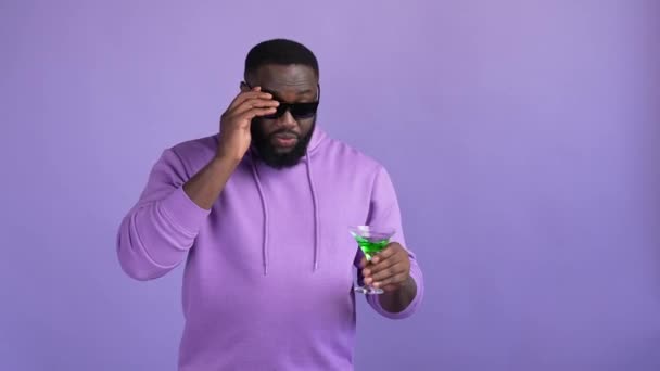 Guy hold cocktail bucurați-vă de stațiune v-semn de salut izolat de culoare vie fundal — Videoclip de stoc