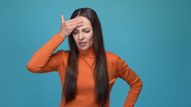 不健康な女性のタッチ手額の圧力隔離された青の色の背景 — ストック動画