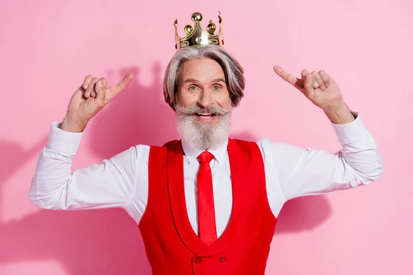 분홍색 파스텔 색 배경에 고립된 왕관을 쓰고 있는 행운의 회색 머리 남자의 매력적 인 모습 — 스톡 사진