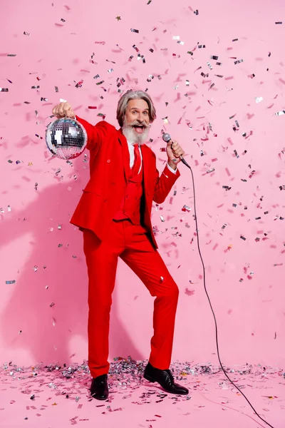 Verticale full length body size view van funky vrolijke trendy grijs-harige man mc zingen clubbing geïsoleerd over roze pastel kleur achtergrond — Stockfoto