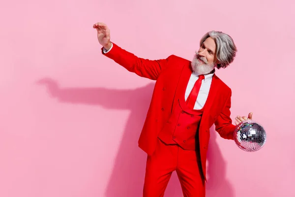 Portret van grappige zorgeloze persoon genieten discotheek nachtclub voelen jong geïsoleerd op roze kleur achtergrond — Stockfoto