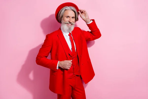 Portret van positieve bijna verouderde man arm touch cap stralende glimlach kijken camera geïsoleerd op roze kleur achtergrond — Stockfoto