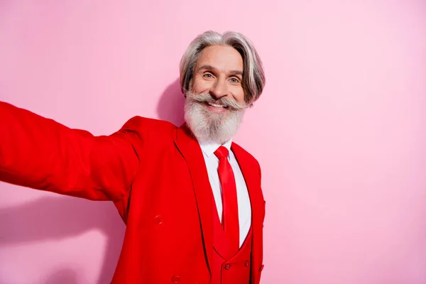 Portrait de grand-père toiletté positif faire prendre selfie avoir un espace vide de bonne humeur isolé sur fond de couleur rose — Photo