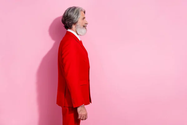 Profiel portret van zelfverzekerde succesvolle persoon kijken lege ruimte geïsoleerd op roze kleur achtergrond — Stockfoto