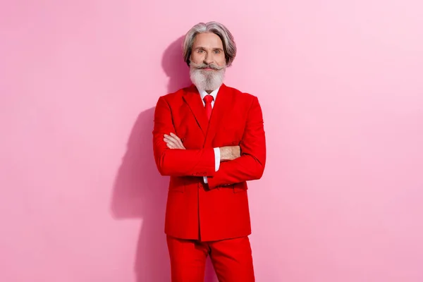 Photo de l'homme charismatique attrayant pensionné habillé veste rouge bras croisés isolé fond de couleur rose — Photo