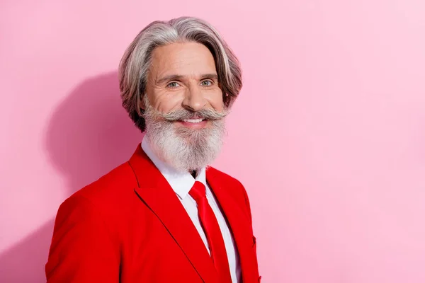 รูปภาพของผู้ชายที่มีเสน่ห์เกษียณ แต่งตัวแจ็คเก็ตสีแดง ยิ้มพื้นที่ว่างแยกพื้นหลังสีชมพู — ภาพถ่ายสต็อก