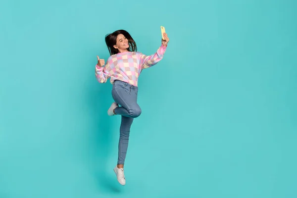 Pleine longueur taille du corps vue de jolie fille à la mode sautant faire selfie montrant pouce isolé sur l'éclat sarcelle turquoise fond de couleur — Photo