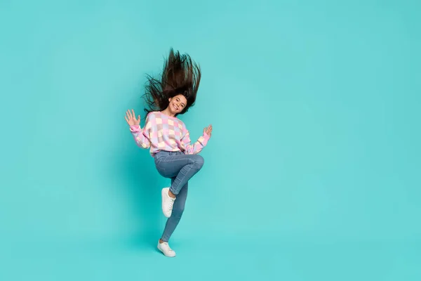 Teljes hossz testméret kilátás bájos vidám lány tánc szórakozás elszigetelt felett fényes kék türkiz szín háttér — Stock Fotó